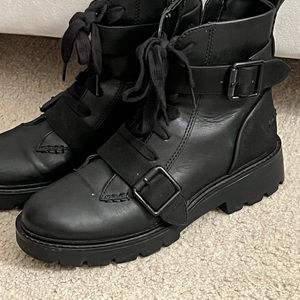 UGG Women’s Noe Ankle Boot